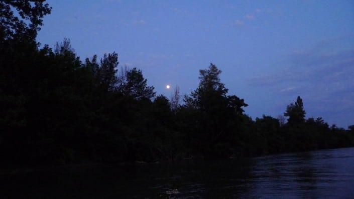 La lune se lève sur la rivière