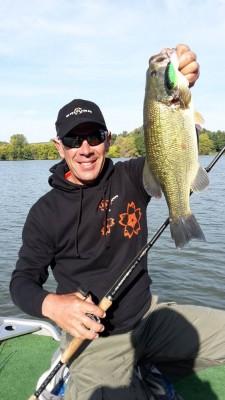 laurent poulain avec un bass de 45 au sakura bomba crank 70f mat tiger