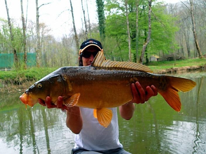 Fred Faivre avec une jolie carpe prise au leurre