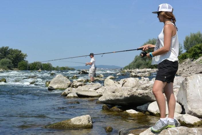 Stéphanie et Goran peche dans les rapides de la riviere sava