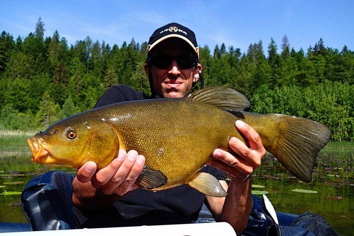 Grosse tanche prise en float tube par Fred Faivre de la Team Sakura 