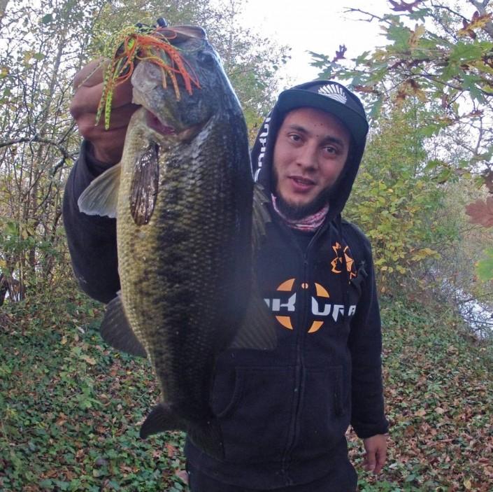 brice adolphe du team sakura avec son premier bass pris au bellamy swimming jig