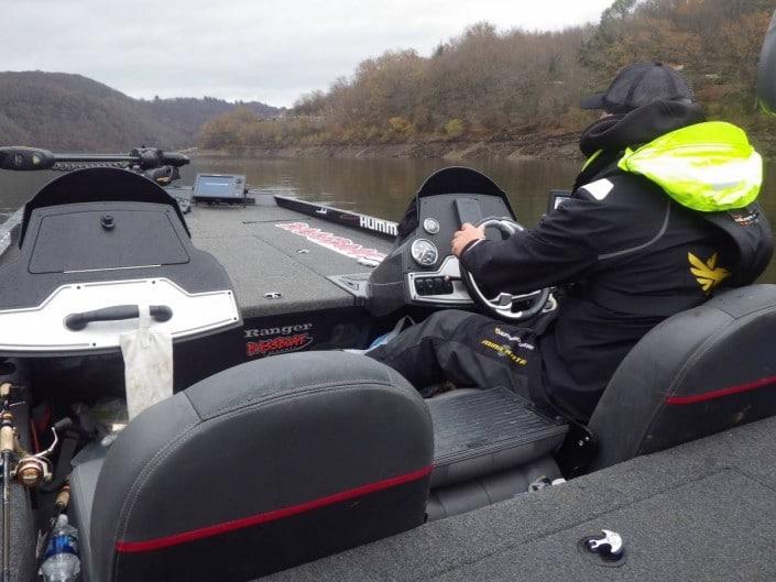 Le bass boat Ranger de la Team Sakura regagne la zone de débarquement