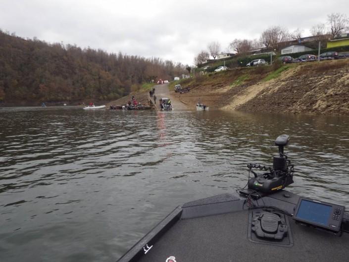 Le bass boat Ranger de la Team Sakura regagne la zone de débarquement