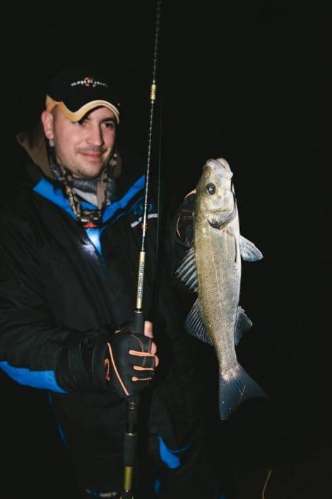 Marko avec un bar pris en rockfishing sur la canne Golden Bay