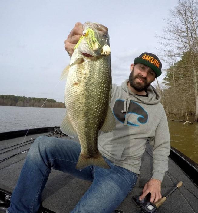 jean christophe david team sakura avec un bass pris sur un monarc blanc chartreuse