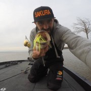 jean christophe david team sakura avec un bass pris sur un monarc custom double colorado blanc chartreuse 2