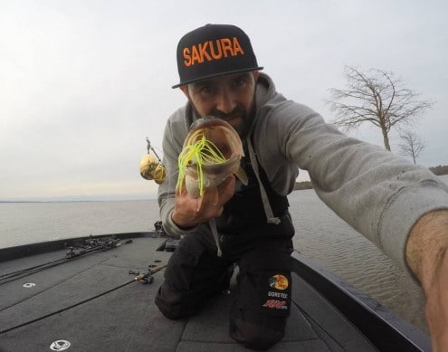 jean christophe david team sakura avec un bass pris sur un monarc custom double colorado blanc chartreuse 2