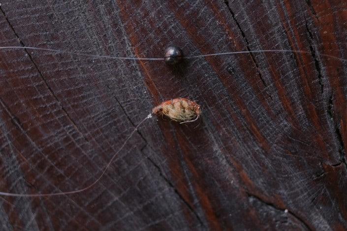 montage split shot avec une mouche artificielle