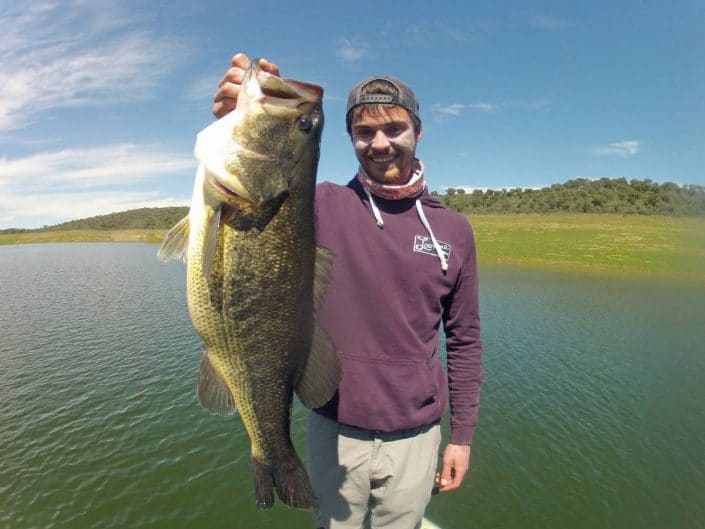 bastien nicolay team sakura fishing et louvine collective avec un maxi bass de 57cm