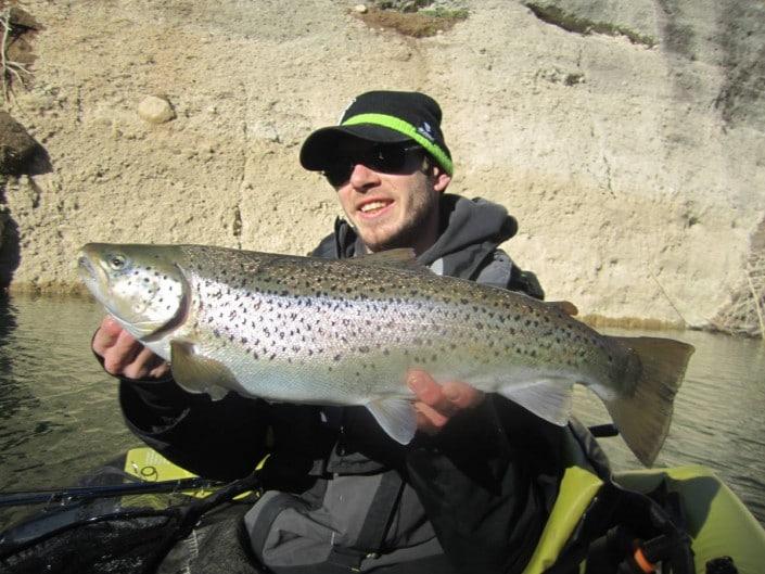 Elian avec sa premiere truite lacustre