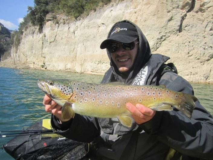 Elian et sa deuxieme truite lacustre tres coloree