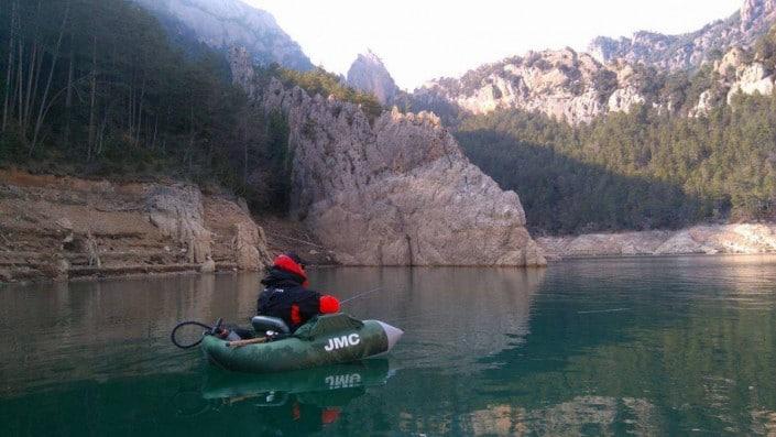 Loic domergue team sakura prospecte en float tube