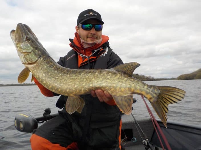 Loic domergue guide de peche en irlande avec un joli pike pris au s-shiner de sakura