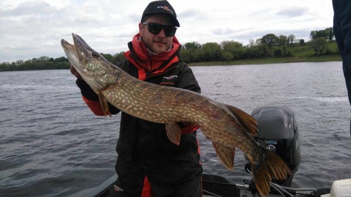 joli brochet pris dans les potamots par Loic Domergue en Irlande sur la riviere Erne