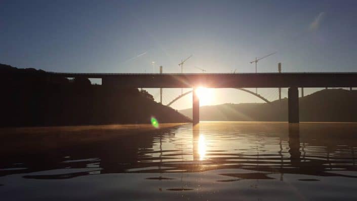 lever-de-soleil-sur-le-lac-dalcantara-avec-son-pont