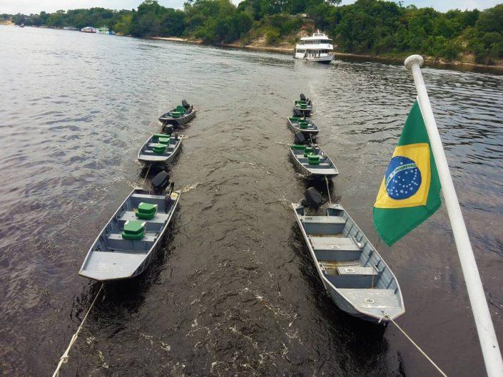 A l'arrière du Kalua, les barques alu qui permettent de se rendre sur les lieux de pêche