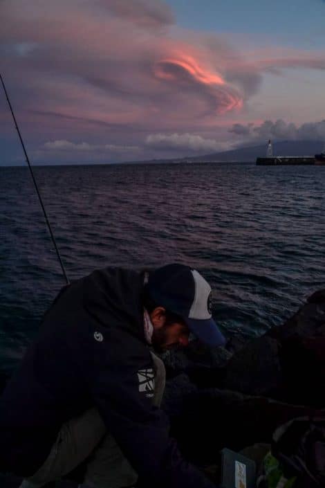 Coucher de soleil et peche dans le vent a la sortie du port