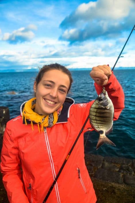 Elise pose avec un petit sar des açores