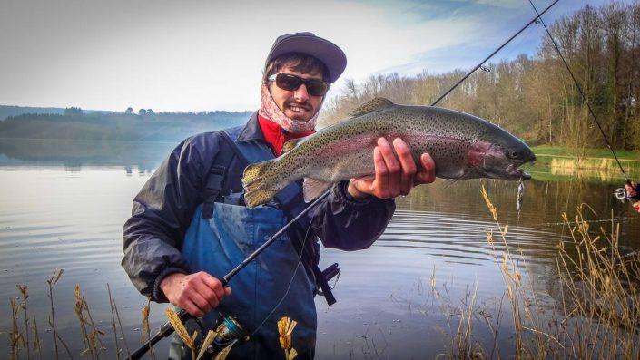 jolie truite arc en ciel prise sur une cuillere ondulante sakura skoon fat par thomas gestin