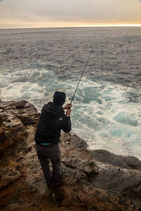 Tom aux prises avec un joli poisson depuis le bord