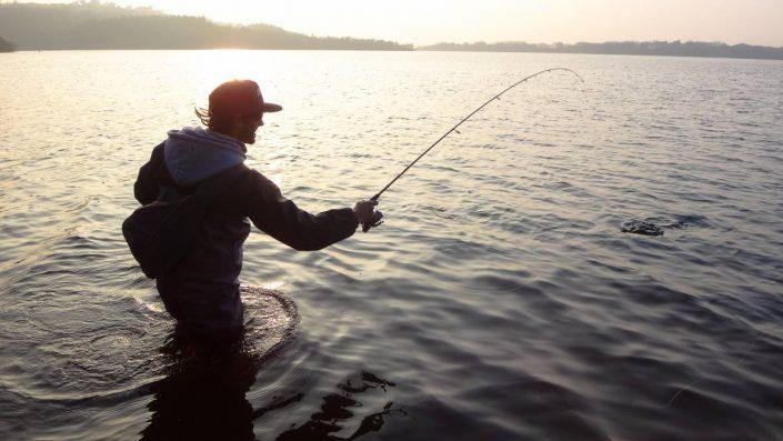 tomas gestin du team sakura fishing en plein combat a l'ouverture de la truite