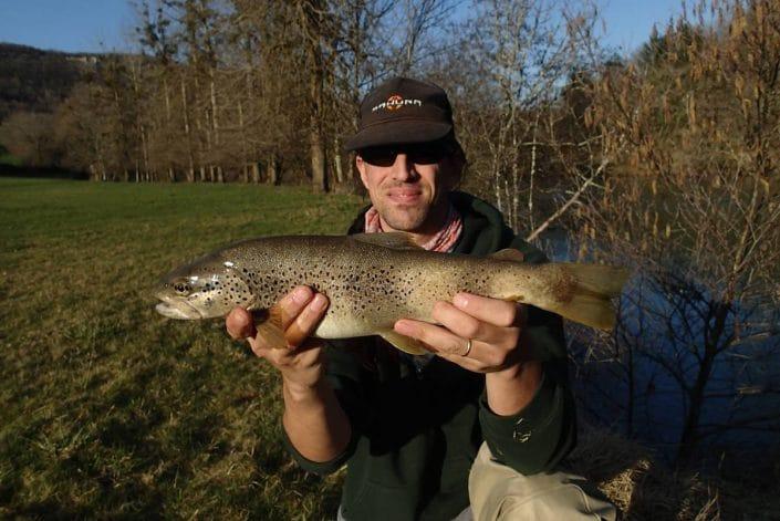 belle truite de l'ouverture prise avec un Slit Shad 75 Sexy Shad de sakura