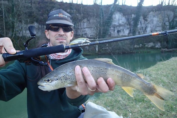 dernier poisson de l'ouverture de la truite 2017 prise avec un phoxy minnow HW G21 Ghost Lançon de sakura