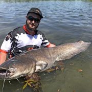 Quentin-Paban-et-un-beau-silure-du-Rhone-min