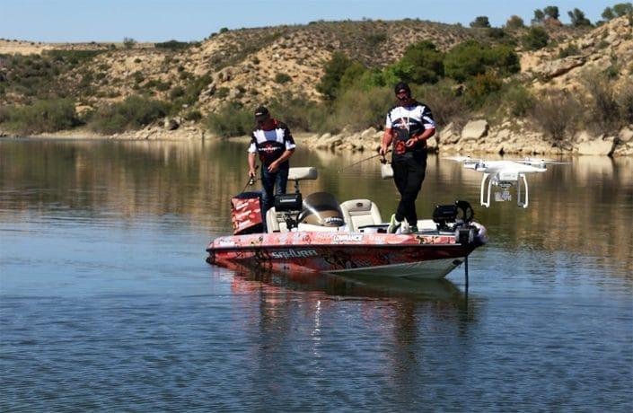 sous-la-surveillnce-du-drone-on-pêche-en-verticale-min