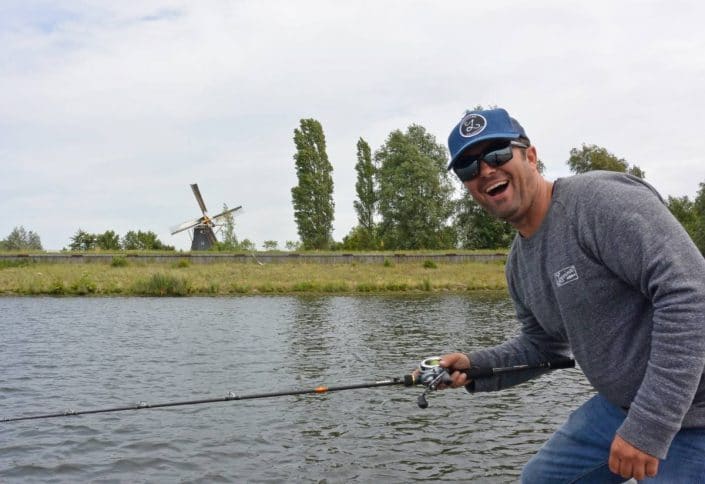 benni devant un moulin en hollande