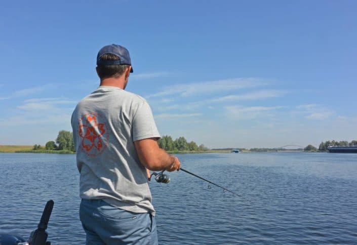 canal et peniche en plein passage sur cette session en hollande