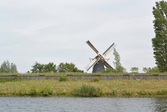 moulin sur les berges en hollande