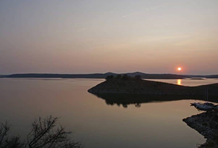 coucher de soleil en extremadua sur le lac alcantara