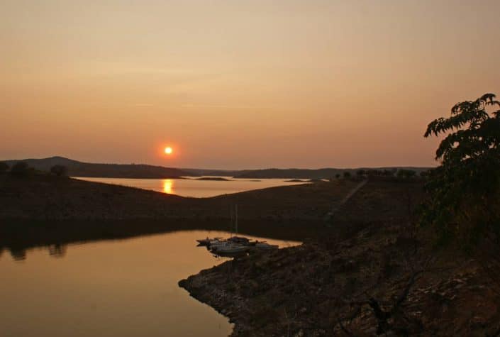 coucher de soleil sur la marina du lac alcantara