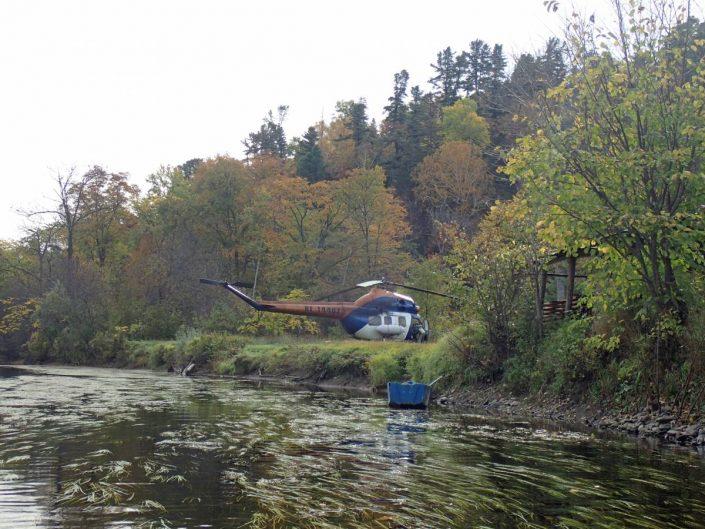 helicoptere poser a proximité du camp de peche 