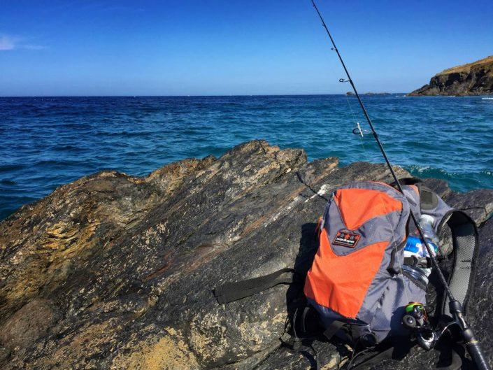 Hiker_pack_sakura_rock_fishing